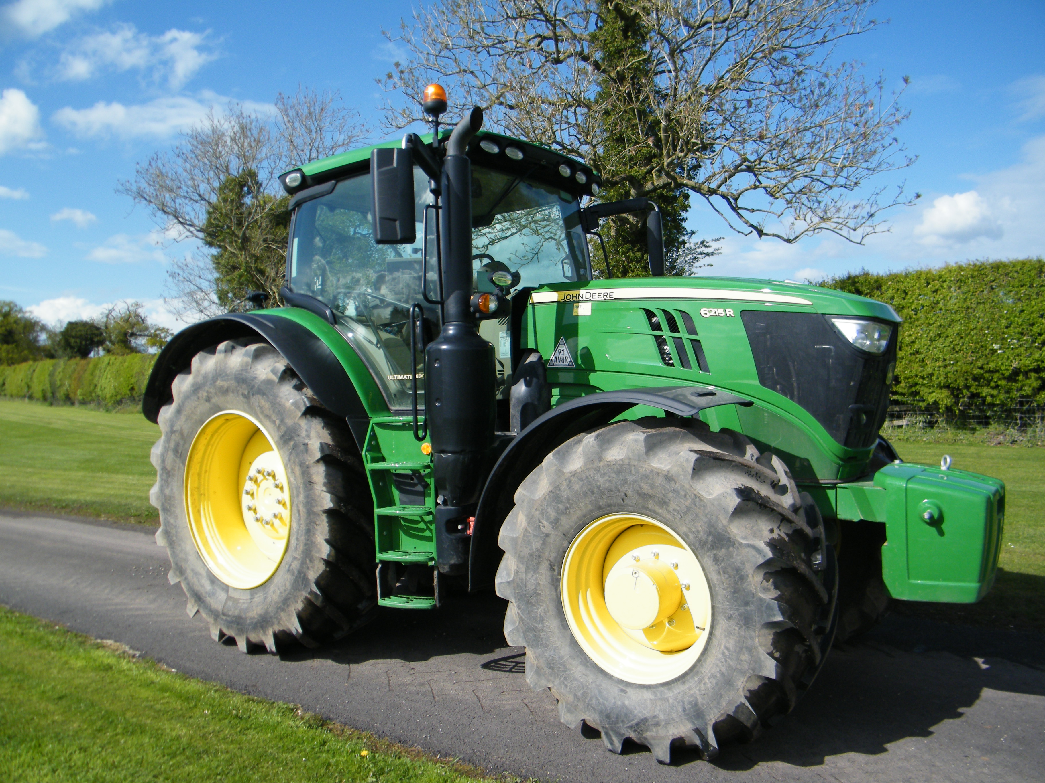 JOHN DEERE 6215R